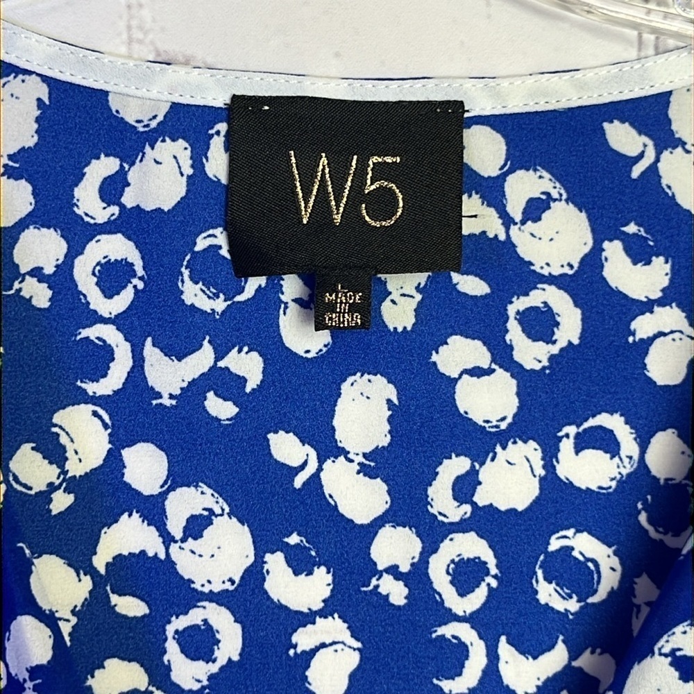 W5 Blue and White Print Short Sleeve Twist Front Top - Picture 6 of 9